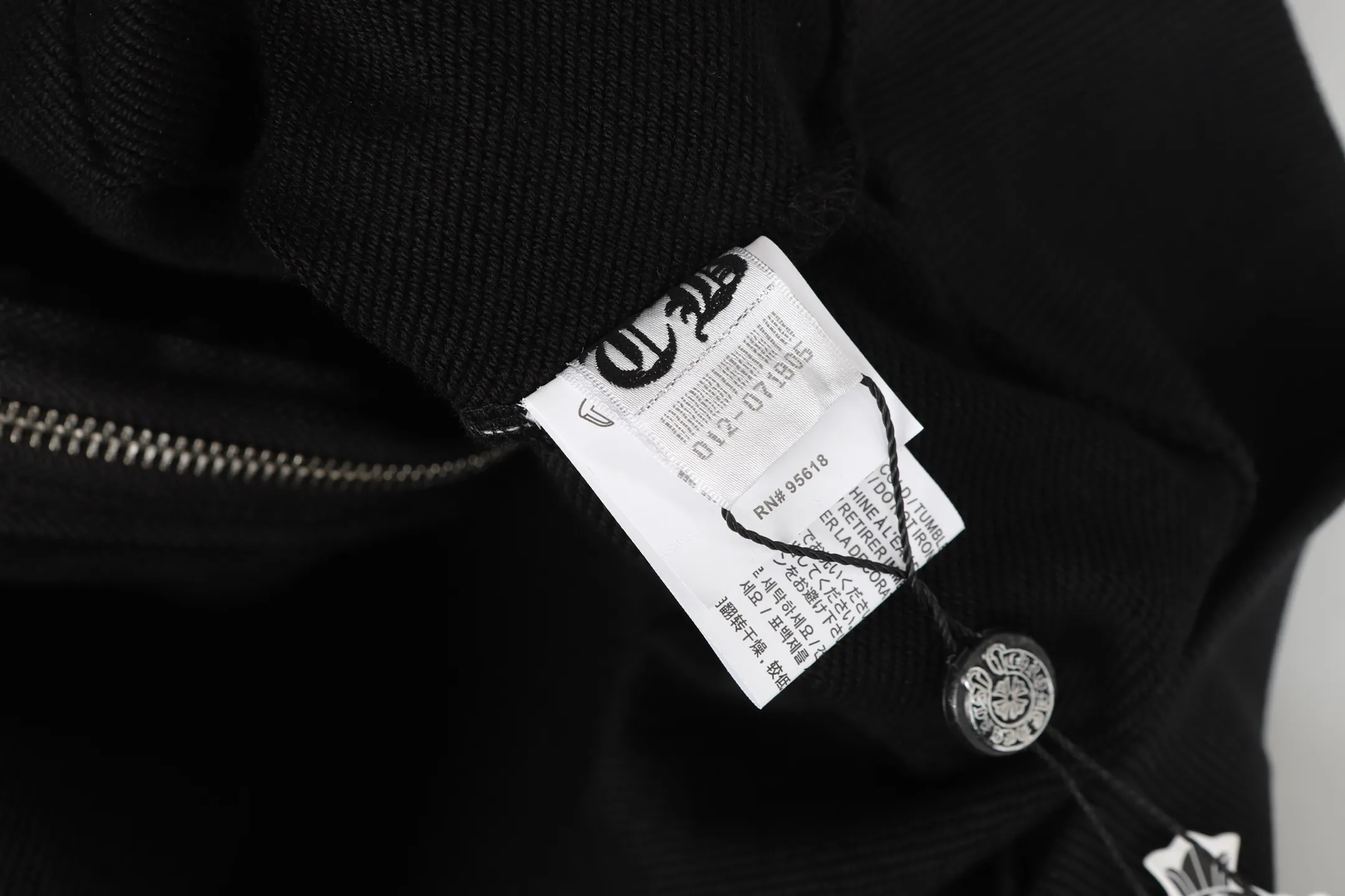 P260 Cross-border model, please do not place an order if you are pursuing quality - Chrome Hearts/Chrome Hearts 25ss Women's Bikini👙Zip Sweater Cardigan Jacket -High weight, high density and high quality. The wool is soft, delicate and skin-friendly. It feels soft and silky. It has excellent warmth and skin-friendly properties. -Customized weaving and dyeing, no color difference. No matter the fabric or workmanship details, it beats the ordinary version on the market. -The hardware and zipper accessories are all customized and full of details. -Colour: Black -Size: S M L XL